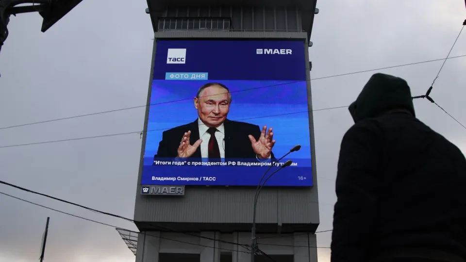 Дефицит топлива и ручное распределение бензина привели к резкому снижению уровня одобрения главы государства по данным ВЦИОМа. Кризис усиливает социальное недовольство и ухудшает экономические настроения населения.