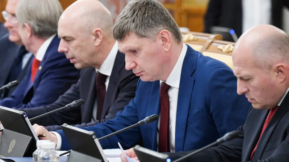 Минэкономразвития фиксирует фактически нулевой рост: за пять месяцев ВВП прибавил 0,2%. Промышленность в целом стагнирует, инвестиций резко меньше, а падение цен на нефть усиливает риски для бюджета и инфляции.