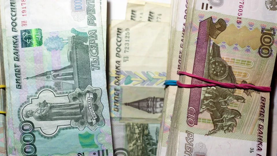 С начала июля объём наличных в обращении резко вырос — банки теряют деньги высокими темпами, растут заимствования у регулятора, а доля проблемных кредитов увеличивается, что повышает риски для стабильности банковской системы.