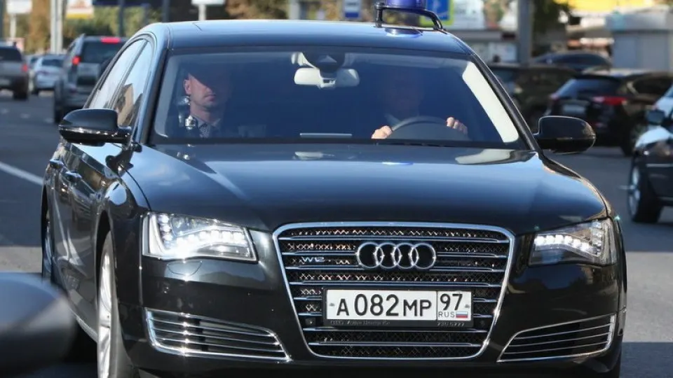 На фоне общенационального топливного кризиса автозаправки в ряде регионов начали обслуживать в первую очередь госслужбы и спецтранспорт. Введение лимитов, снижение переработки нефти и падение выпуска бензина усиливают очереди и недовольство населения.