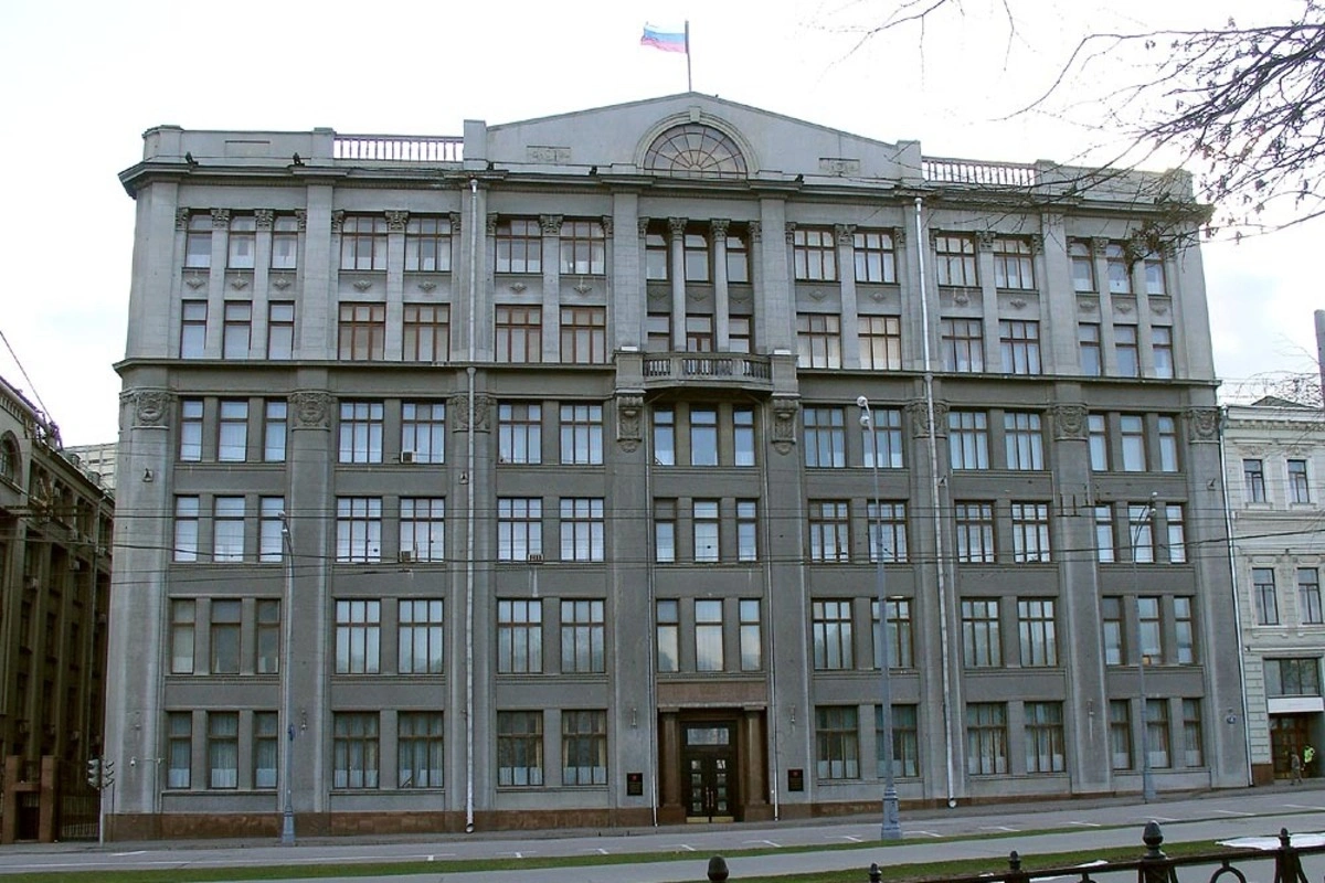 По указанию из администрации президента крупные подконтрольные издания должны сократить публикации с кадрами последствий ударов по российской территории и усилить освещение результатов ударов по Украине, заявляют источники в провластных медиа.