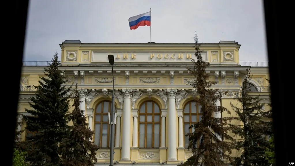 ЦБ расширил список криптовалют для публичной торговли, ввел лимиты для неквалифицированных инвесторов и зафиксировал сроки вступления закона о цифровых валютах. Рынок ожидает дальнейших регуляторных изменений в ближайшее время.