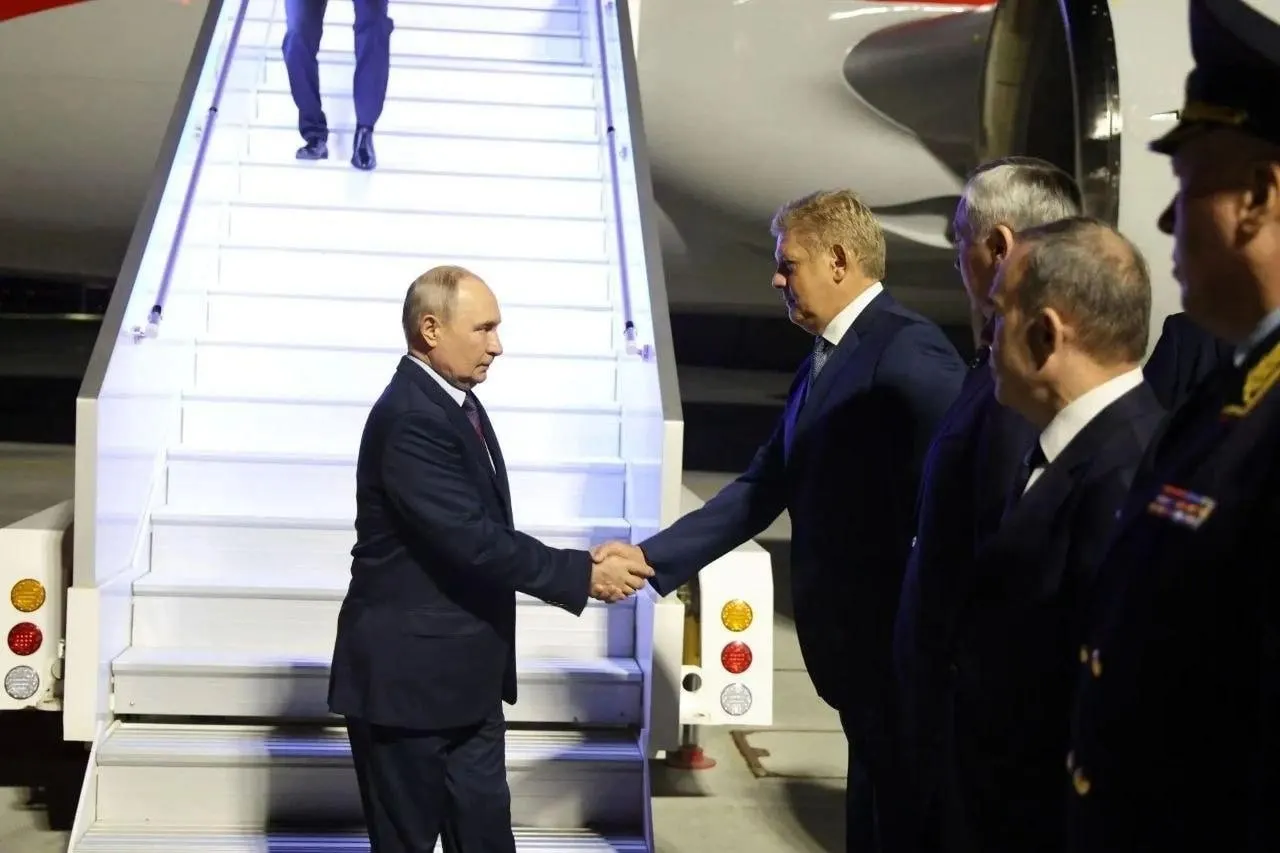 Президент прибыл в Новосибирск для участия в церемонии открытия СКИФа — Сибирского кольцевого источника фотонов.