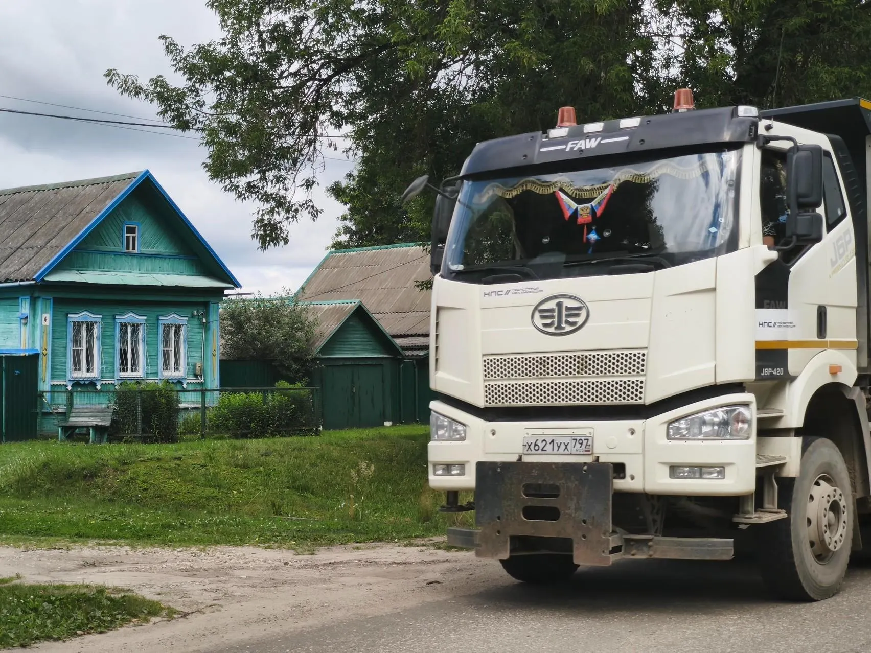 Деревни на маршруте будущей магистрали сталкиваются с изъятием жилья и соседством с поездами и грузовым транспортом.