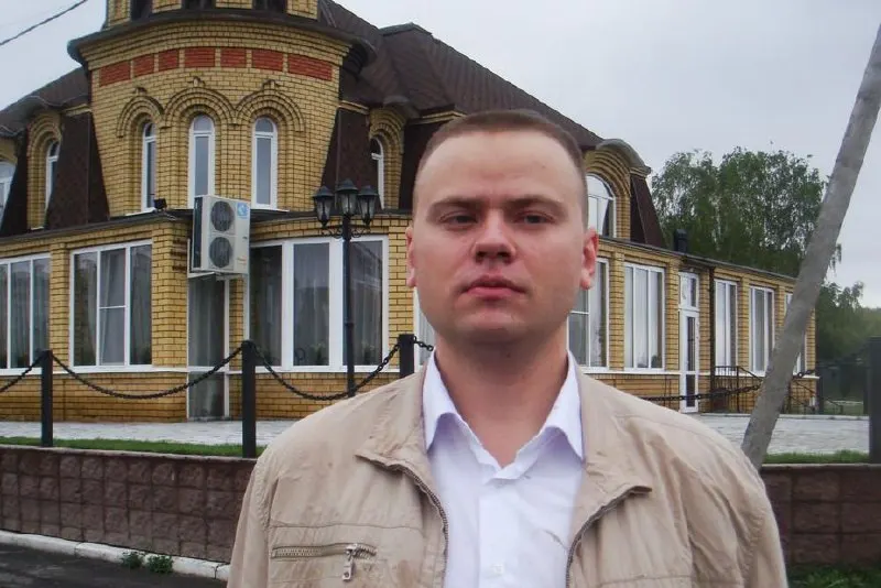 Журналист из Республики Марий Эл столкнулся с новым уголовным делом: при задержании якобы применяли электрошок, а суд продлил арест до ноября 2026 года.