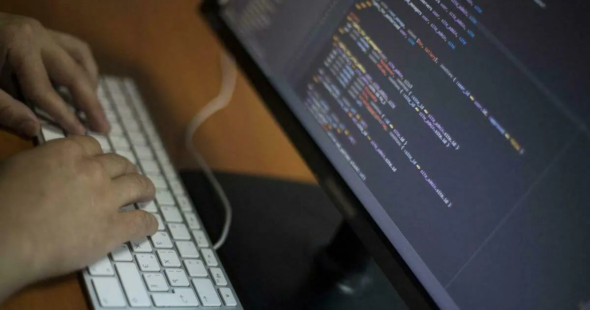 Мошенники предлагают зарегистрироваться на якобы школьной платформе для ежедневного ввода успеваемости, используя фальшивые письма и связь через Госуслуги.