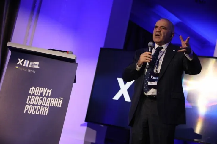 Совет Форума заявил, что голосование носит иллюзорный характер, и призвал к поддержке Украины, а также к смене курса режима и прекращению войны.