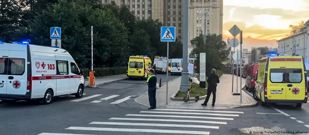 В результате взрыва у ресторана в центре Москвы погибли несколько человек. Следствие рассматривает версию покушения на главнокомандующего ВКС Александра Чайко; возбуждено дело по статье о терроризме.