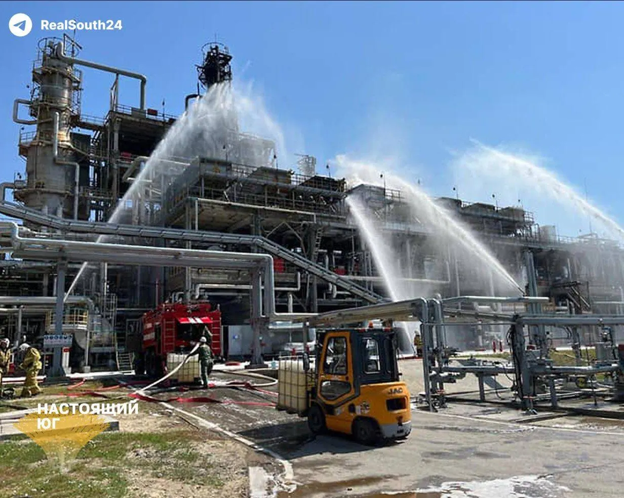 Август стал одним из самых тяжелых месяцев для нефтепереработки: атаки на НПЗ снизили переработку и бензиновое производство, вызвав перебои и рост цен; власти ввели запрет на экспорт бензина и ограничительные меры.