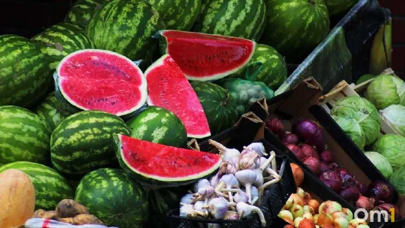 Разрезанные арбузы и дыни представляют риск для здоровья: на местах повреждений быстро размножаются микроорганизмы. Покупать бахчевые рекомендуется только в официальных торговых точках и соблюдать санитарные нормы.