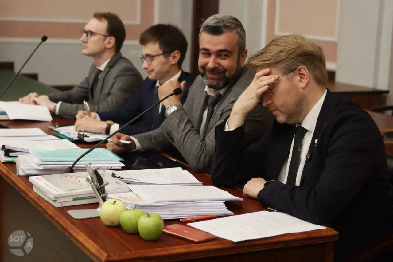 Юрист подал иск в Верховный суд против партии, перечислив обвинения в агитации в социальных сетях, использовании материалов без разрешения и призывах к миру, а также нарушения авторских прав и вопросы по избирательному списку.