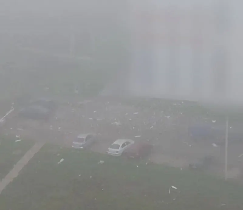 В результате атак беспилотников пострадали люди в Уфе и Белгородской области, в том числе несовершеннолетний; власти оценивают последствия и принимают меры.