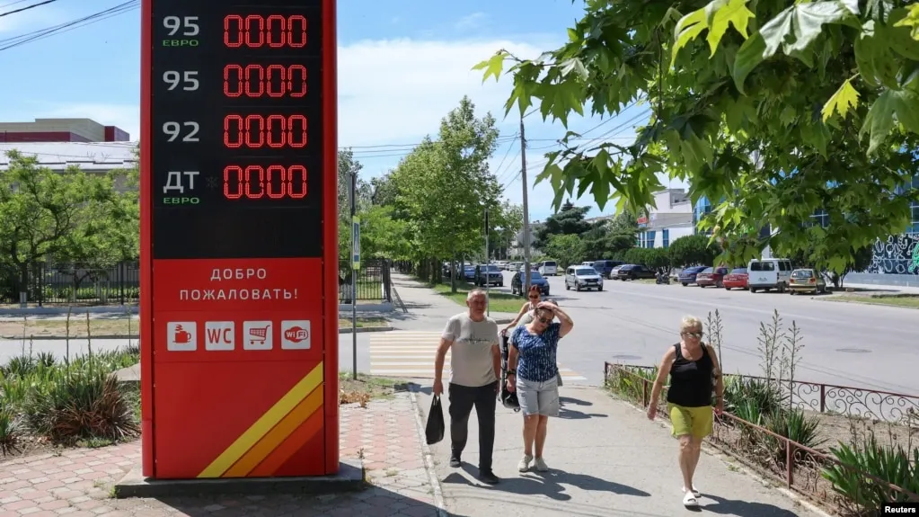 В регионе Краснодарского края наблюдаются перебои с бензином: очереди у заправок, ограничения продаж и сообщение о сокращении запасов.