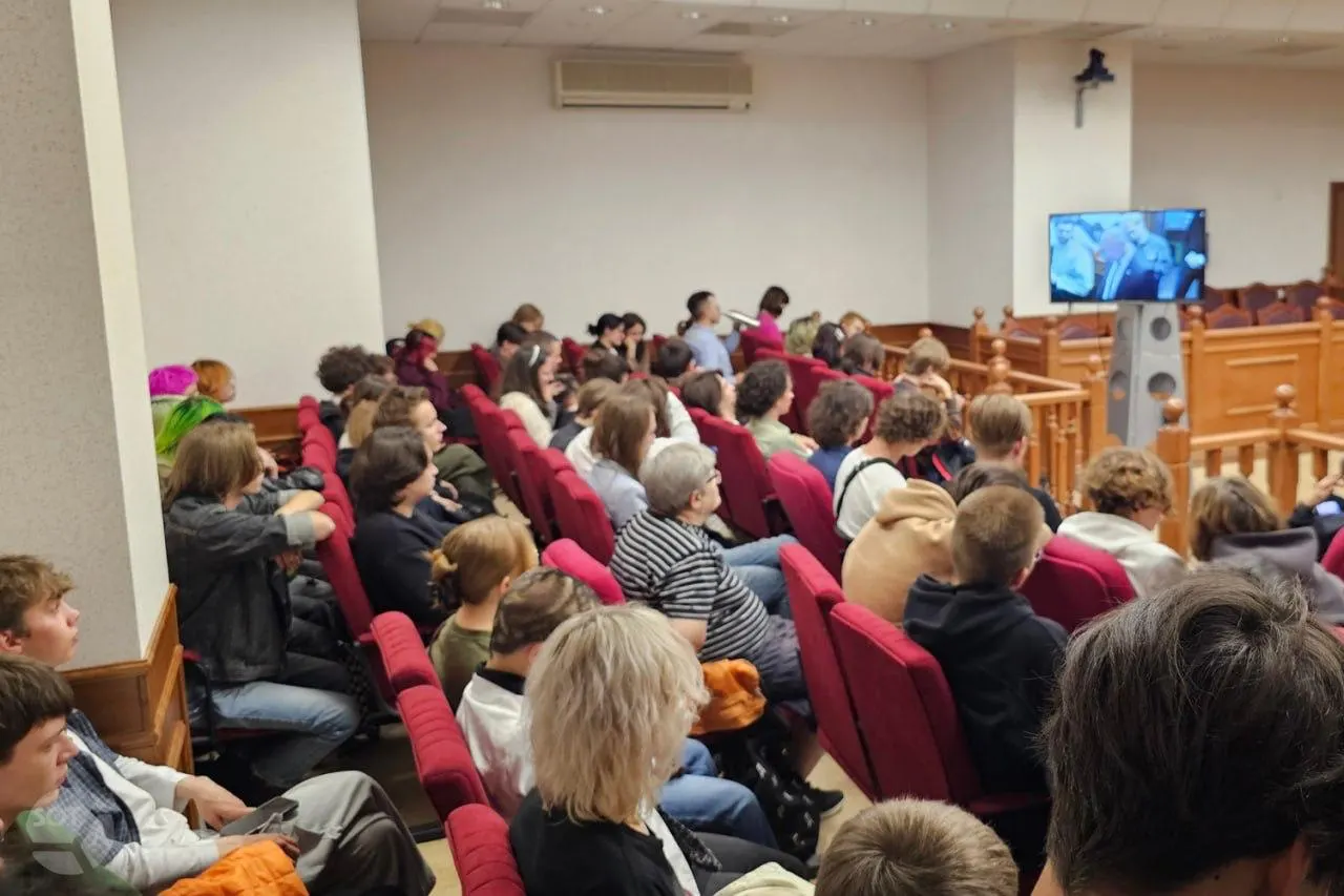 Итоги дня: погиб один человек, 27 пострадали после атаки БПЛА; «Яблоко» сняли с выборов в двух регионах; Википедия стала недоступна; продажи товаров двойного назначения на OZON; Минюст пополнил реестр иностранных агентов; арест жены активиста в Разяни.