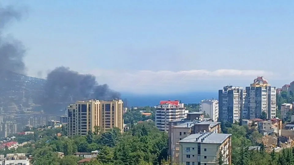 7 августа побережье Ялты подверглось атаке беспилотников. На набережной вспыхнул пожар, власти призвали жителей эвакуироваться. Информации о раненых на данный момент не поступало.