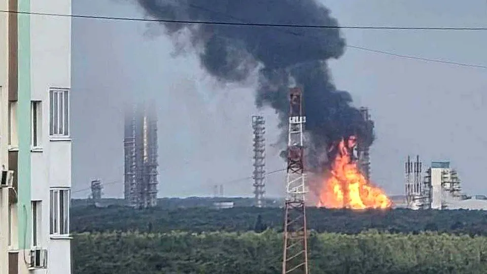 Крупный нефтехимический комплекс Запсибнефтехим в Тюменской области прекратил производство после удара дронов. Это повлекло временную паузу в выпуске полимеров и СУГ и подняло вопросы безопасности отрасли.