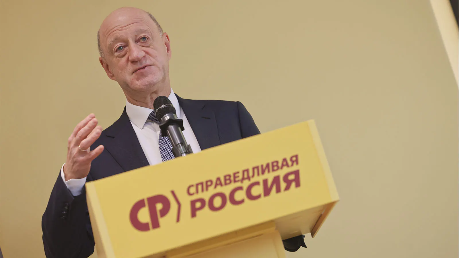 По данным источников, Александра Бабакова рассматривают как потенциального лидера на фоне возможного длительного восстановления Миронова; обсуждается перестройка руководства партии и будущая кампания.