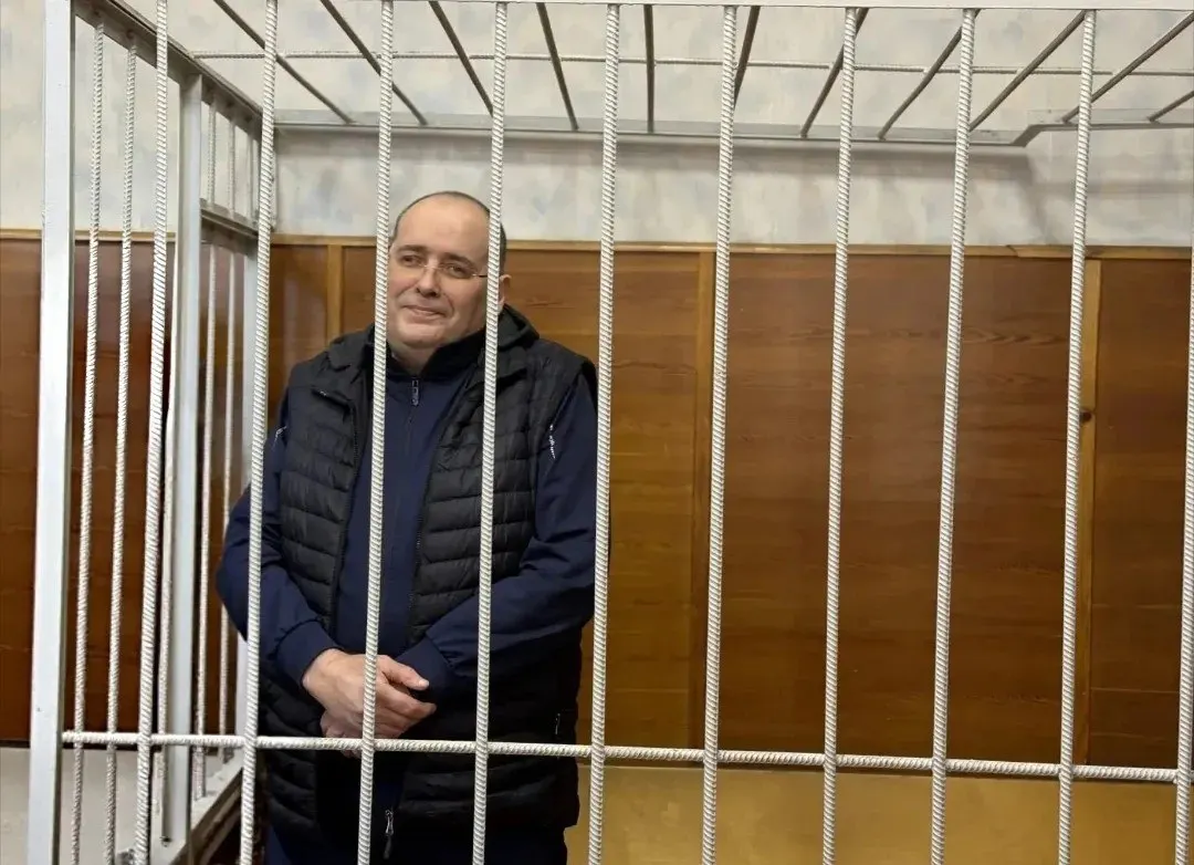 Экс-чиновник признан виновным во взятках; суд вынес итоговый срок 14 лет колонии и крупные штрафы, общая сумма которых достигает десятков миллионов рублей.
