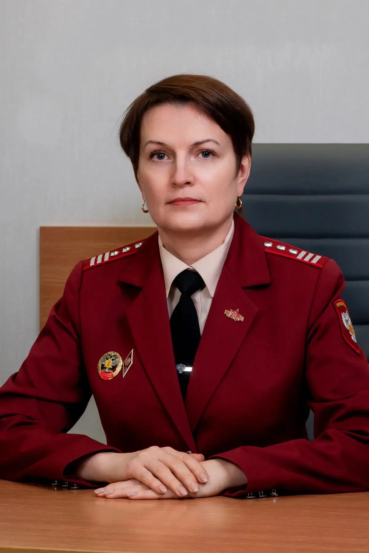 Ульяна Калинина назначена руководителем Управления Роспотребнадзора по Алтайскому краю. Ранее ведомством руководила Ирина Пащенко, которая ушла по достижении предельного возраста госслужбы; Калинина имеет образование в медико-профилактической области и значительный опыт в санитарно-эпидемиологической службе.