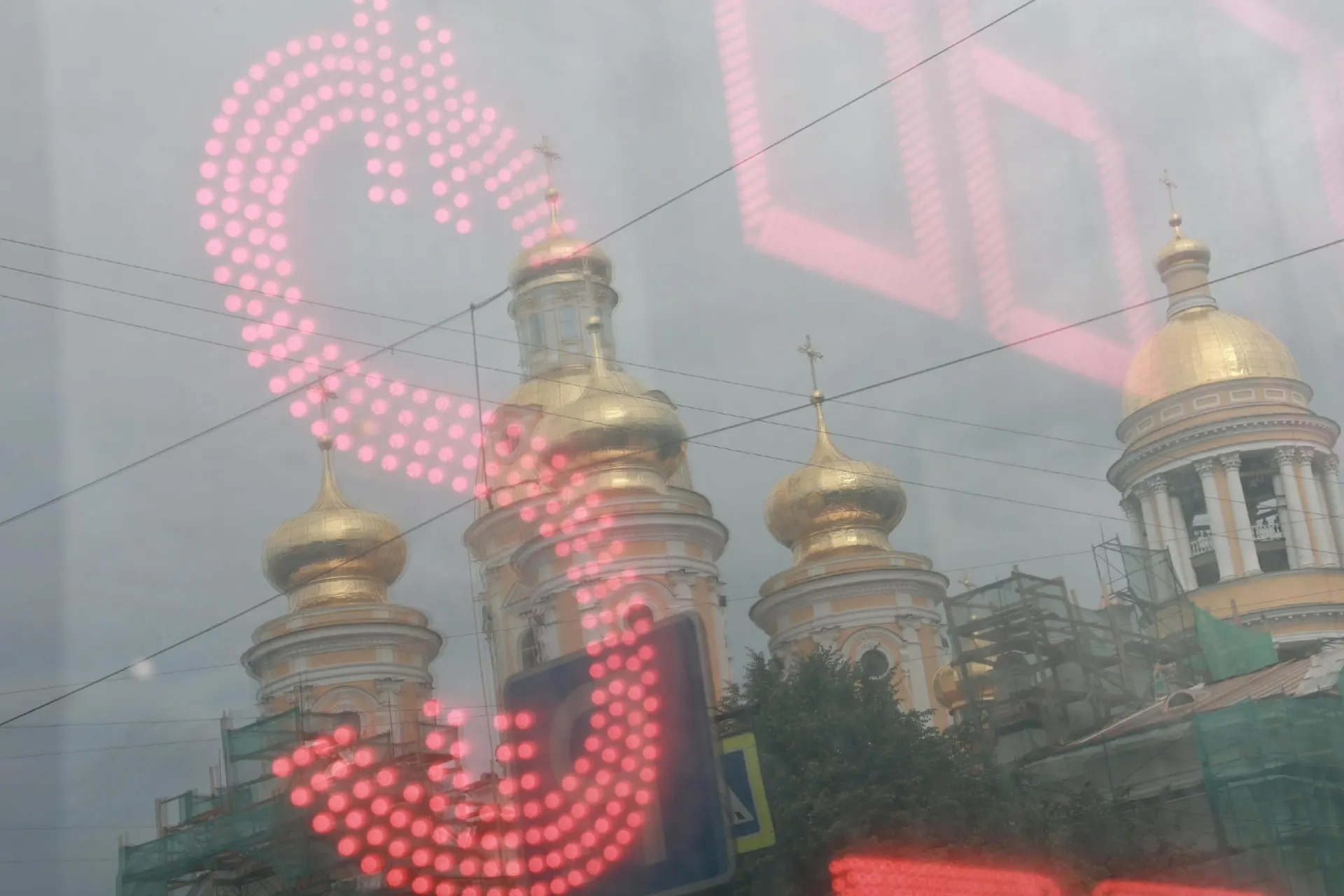За лето рубль ослабел примерно на четверть к доллару; эксперты объясняют, что будет дальше.