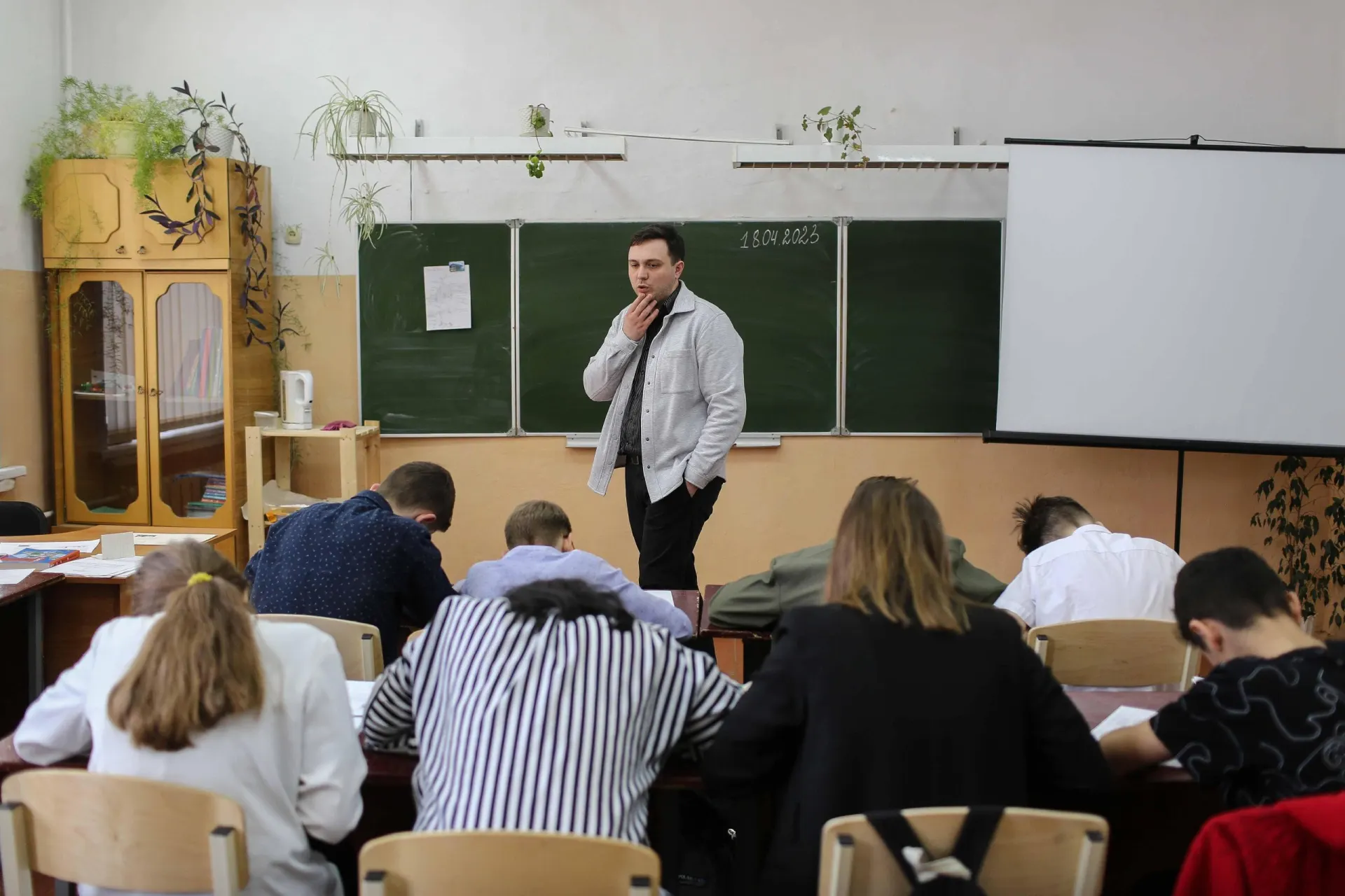 Минпросвещения добавило в расписание ещё один час истории. Разбираемся, кому достанется дополнительная нагрузка и зачем это делают.