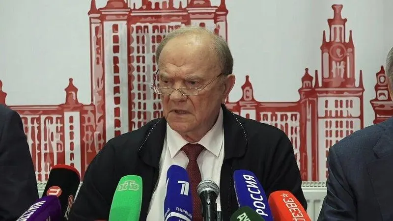 Лидер КПРФ Геннадий Зюганов заявил о необходимости пересмотреть экономическую политику из-за экономического отставания и роста тарифов ЖКХ, а также рисков эскалации конфликта.