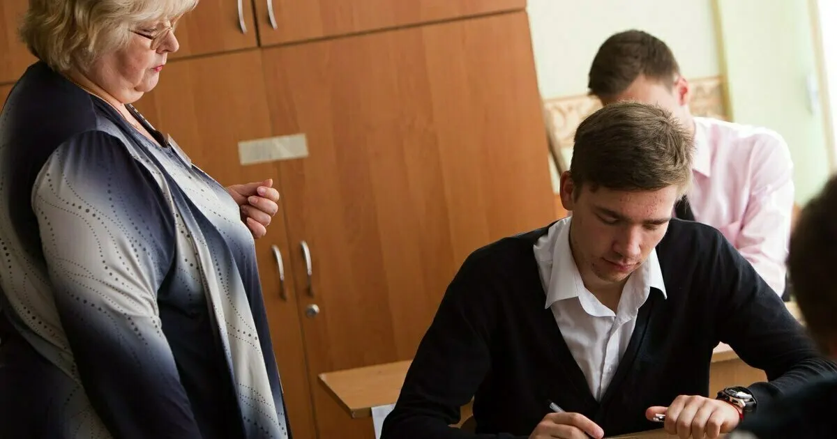 Минимальная нагрузка учеников 10–11 классов увеличится: с текущих 2 170–2 516 часов за два года до 2 312–2 516 часов, начиная с 1 сентября 2027 года.