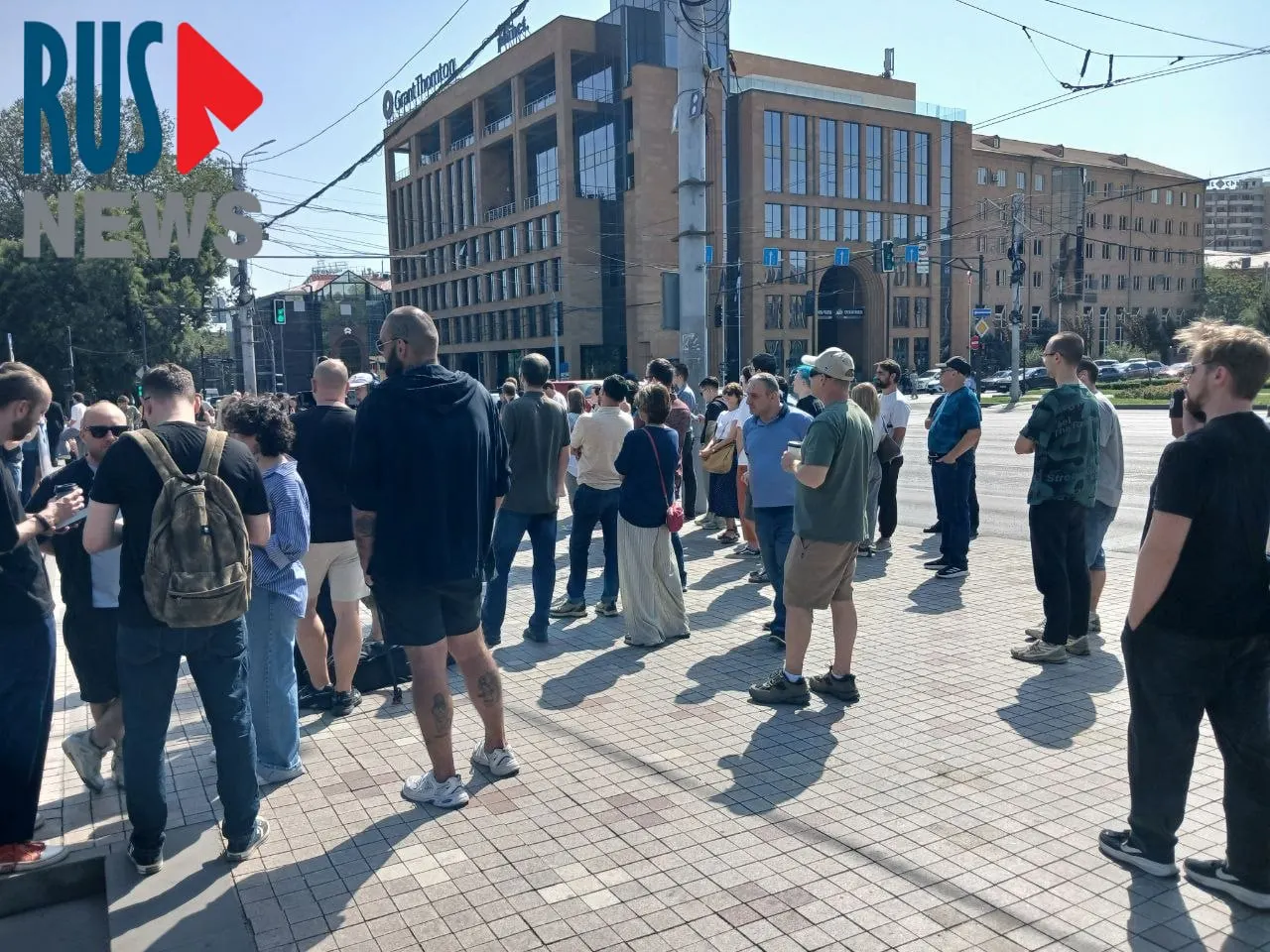 В Ереване у российского посольства сформировалась крупная очередь на голосование, рядом проходит митинг.