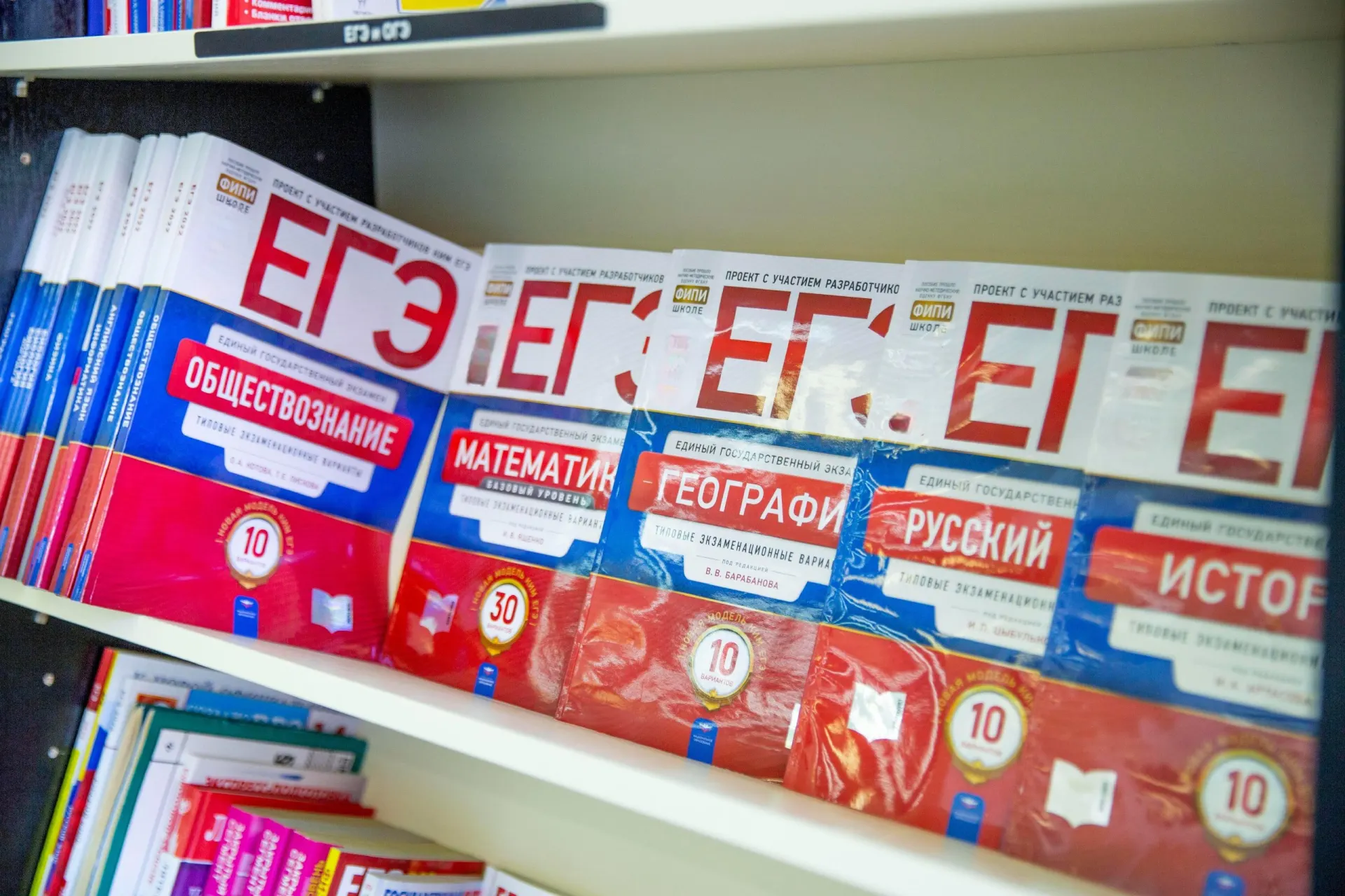 Изменения коснутся двух предметов ЕГЭ: количество заданий возрастёт, но время на экзамены останется без изменений.
