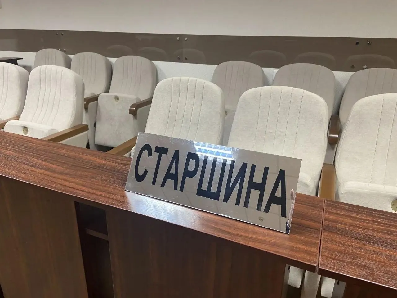 Правительство рассматривает сокращение числа присяжных вдвое и сохранение роли судьи в совещательной комнате.