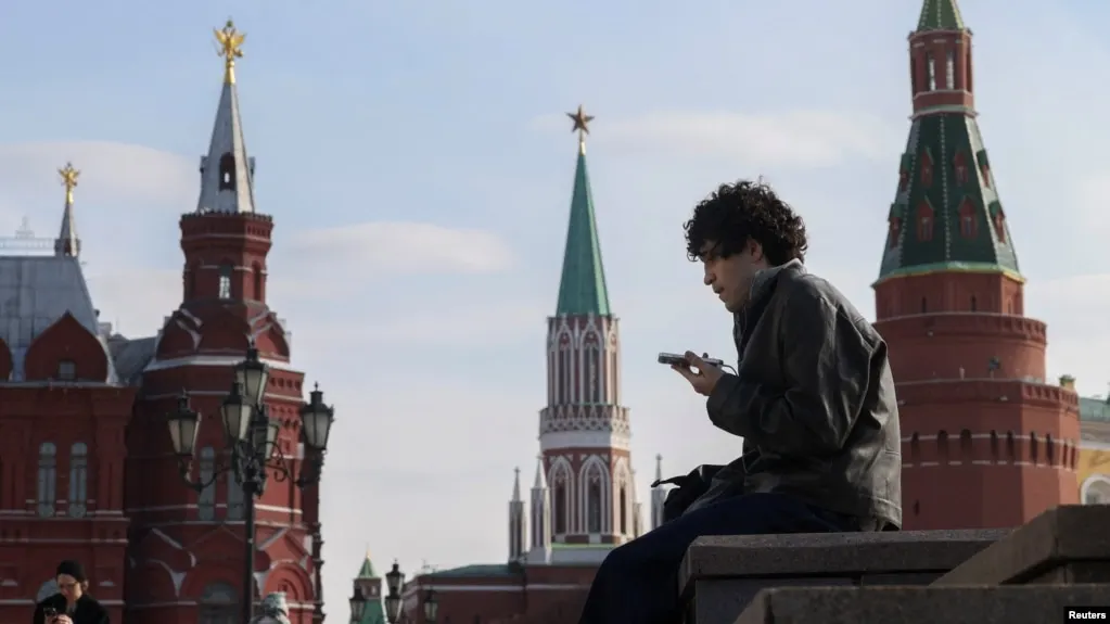 Законопроект предусматривает идентификацию детей в соцсетях и сокращение времени онлайн для несовершеннолетних; власти ссылаются на зарубежный опыт.